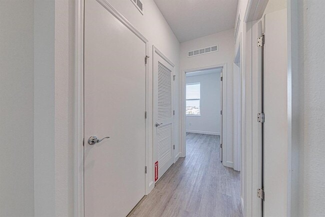 Building Photo - 400 Famagusta Dr