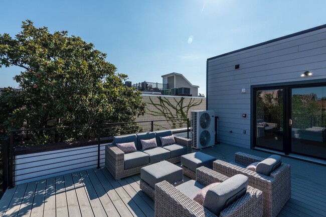Building Photo - Luxe Apartment with Parking
