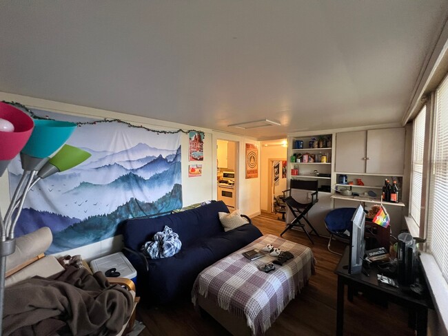 Building Photo - Studio apartment near WWU!