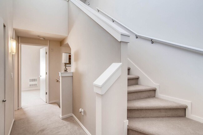 Building Photo - 2 Bedroom Loft Style Townhome Near Microsoft!