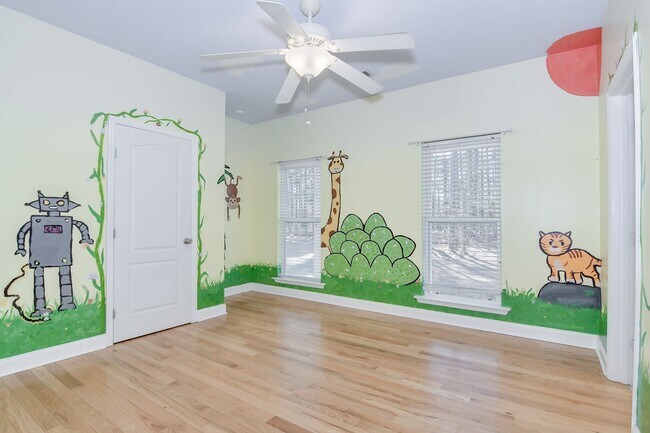 Building Photo - Large House on 3.5 Acres in Harlem