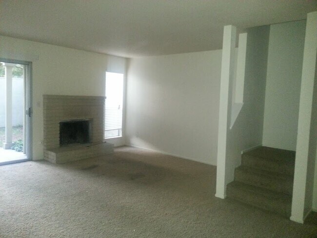Building Photo - 3 bedroom Townhouse in a gated community