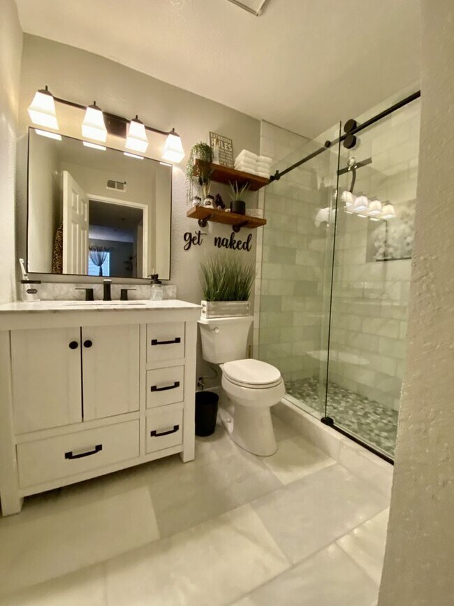 Building Photo - Fabulous Updated and Spacious 2 bd 2 bath Condo in superb area in Concord!