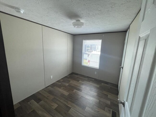 Building Photo - 555 Crandlemire Rd