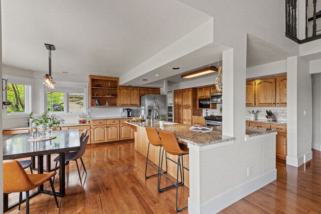 Building Photo - 2213 Grosvenor Ct