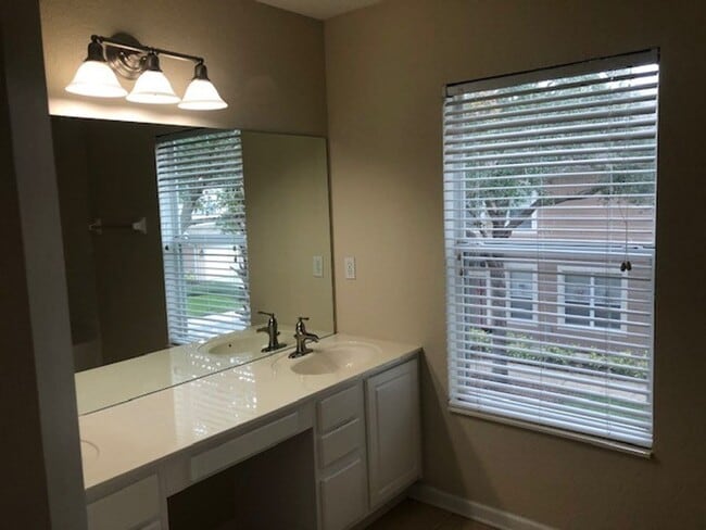 Building Photo - SUPER 3 BDRM TOWNHOUSE IN REGENCY OAKS!