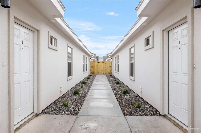Building Photo - 1308 Petri Dr