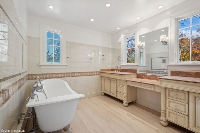 Building Photo - 619 Forest Ave