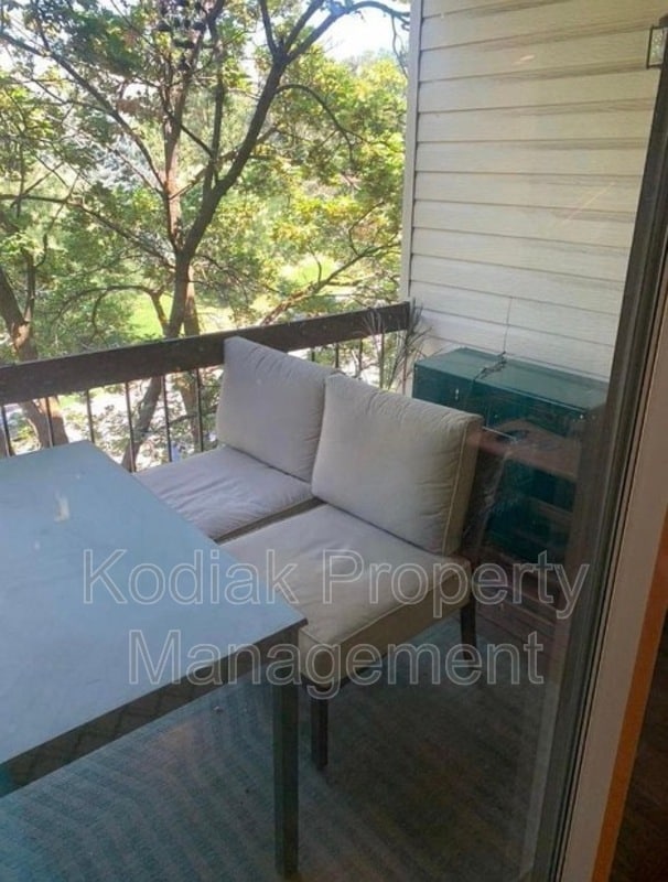 Building Photo - 1044 E 400 S