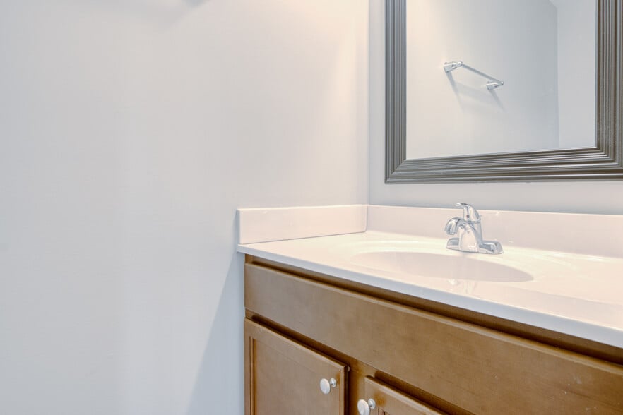 Building Photo - 220 Twisted Oak Dr NW