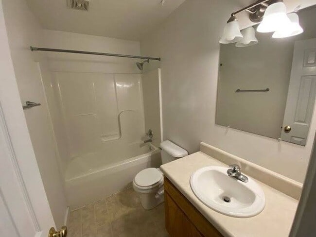 Building Photo - Luxurious 3 Bed, 2.5 Bath Transitional wit...