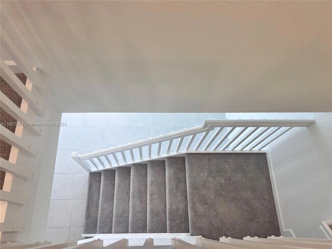 Building Photo - 714 SE 13th Ct