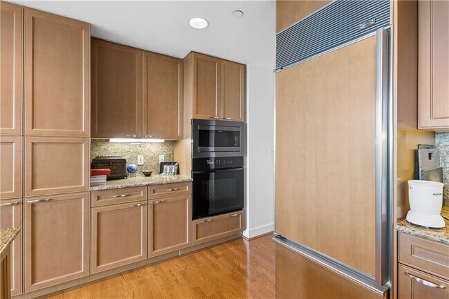 Building Photo - 700 Park Regency Pl NE