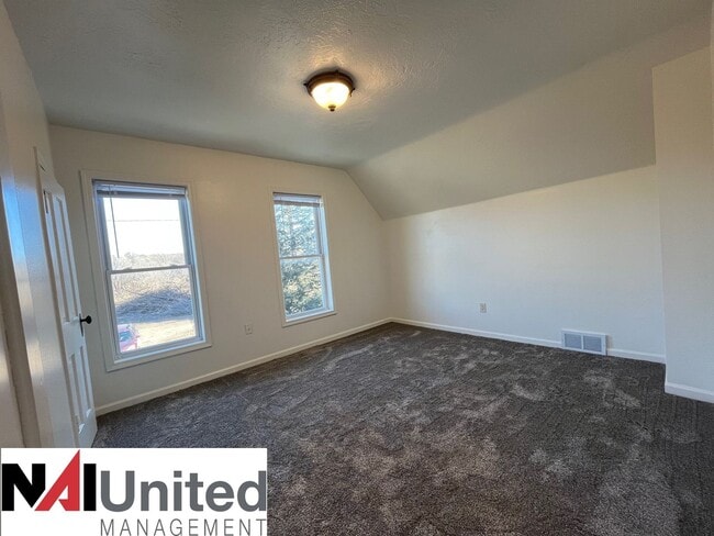 Building Photo - Four bedroom, one bathroom for rent