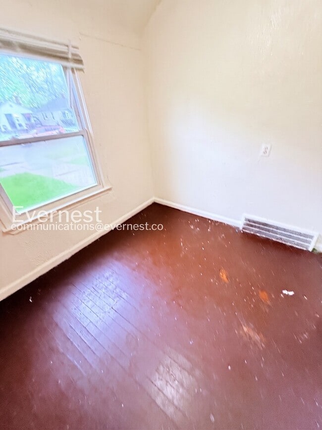 Building Photo - 18659 Shaftsbury Ave