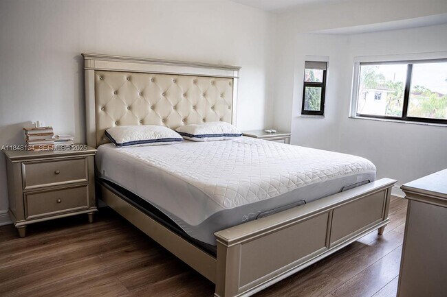 Building Photo - 16710 SW 140th Ave