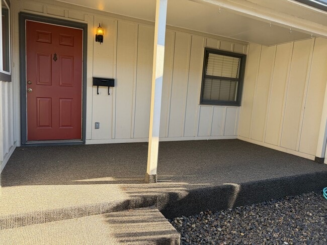 Building Photo - Short term 6 month rental available. 2 bedroom, 2 bath home in Boise!