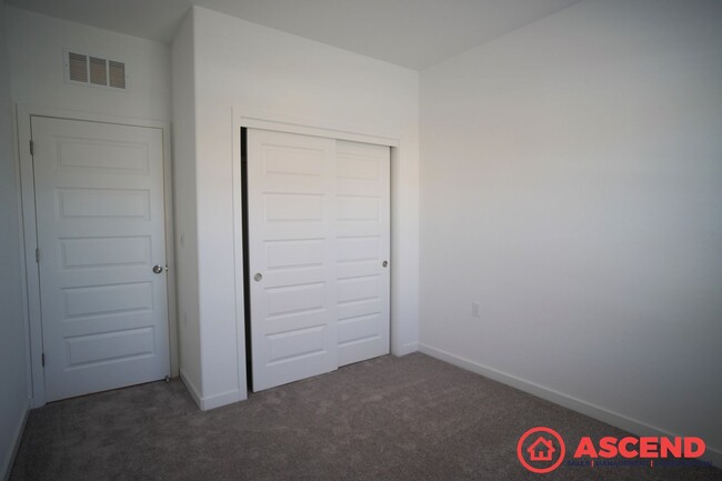 Building Photo - Stunning 3 Bedroom Home Near Liberty Highs...
