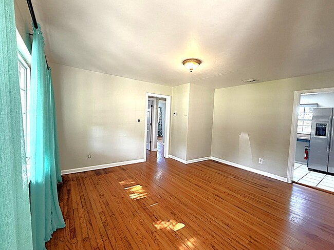 Building Photo - 3000 Knollwood Cir