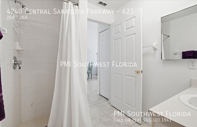 Building Photo - 4240 Central Sarasota Pkwy