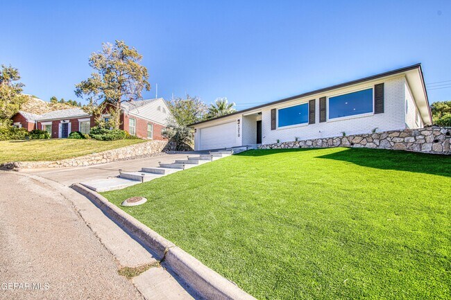 Building Photo - 1210 La Cruz Dr