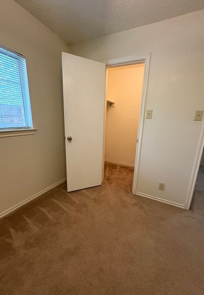 Building Photo - Beautiful home on corner lot.