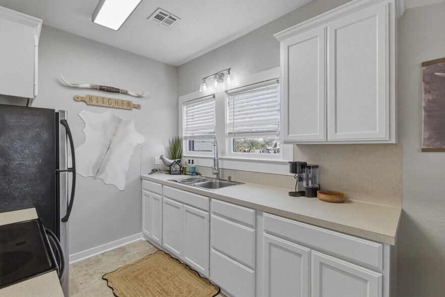 Building Photo - 701 Pine St