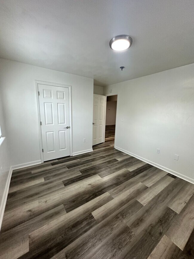 Building Photo - Renovated 4 Bedroom 2 Bath Room Downtown -...