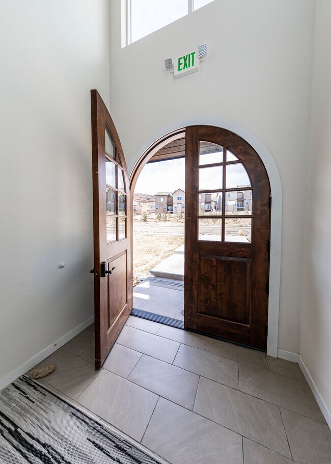 Building Photo - 1 Bed Luxury Apartment near Garden of the Gods
