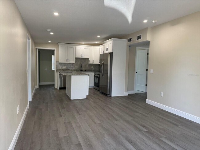 Building Photo - 7039 Lenox Dr