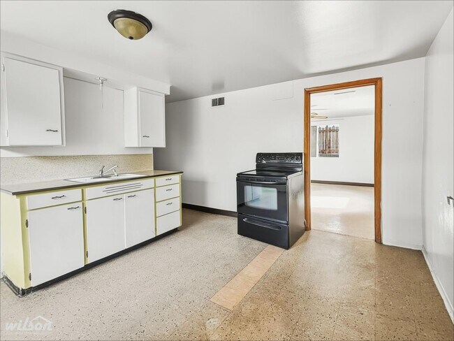 Building Photo - 904 S 48th Ave