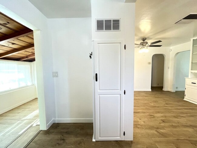 Building Photo - 3 bed, 2 bath located in Riverside!