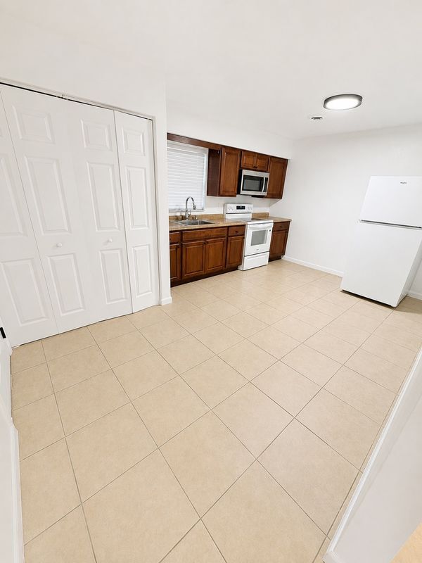 Building Photo - 1712-1712 NE 71ST PLACE