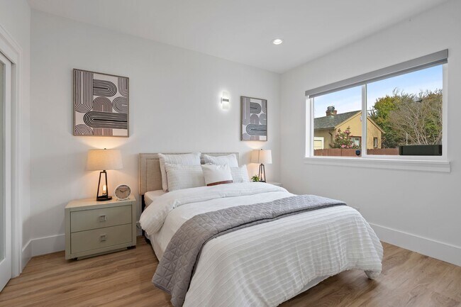 Building Photo - Stunning 4/3 in the Oakland Hills