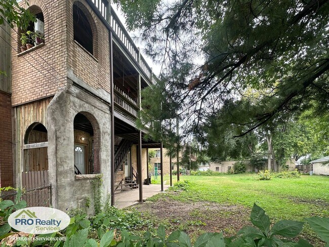 Building Photo - Charming 2 Bedroom Apartment in Northeast ...
