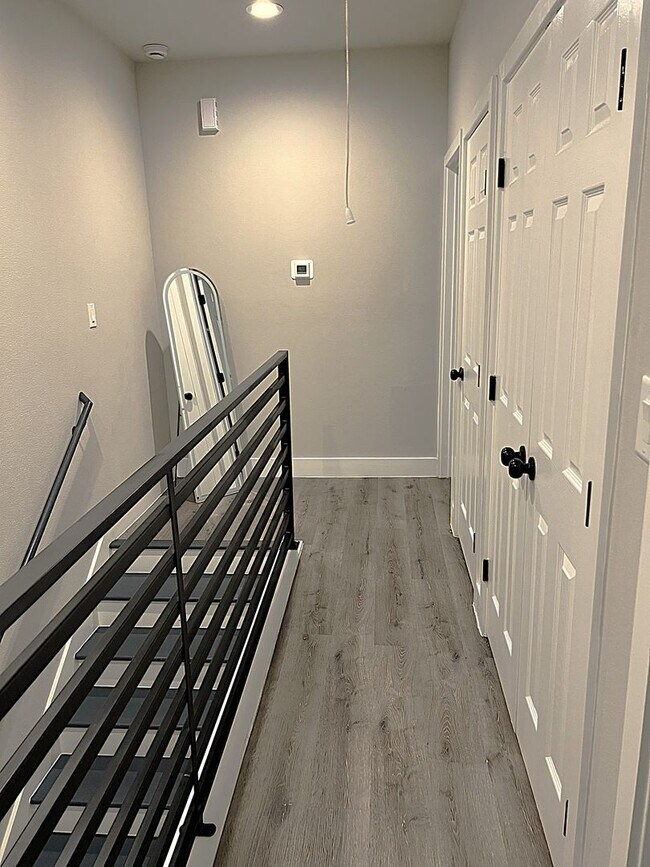 Building Photo - Like New and Close to IAH and Humble Area