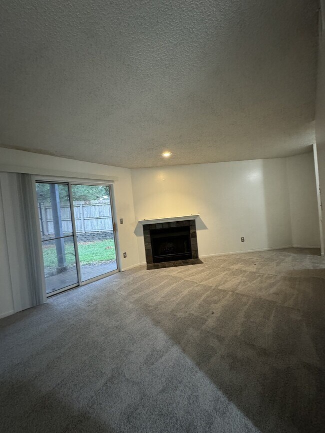 Building Photo - 1 bedroom, 1 bathroom lower level unit wit...