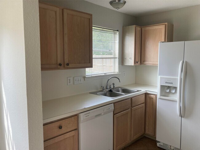 Building Photo - 10914 Spruce Dr N
