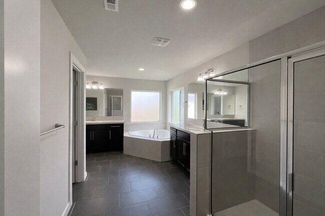 Building Photo - Spacious 4-Bedroom Home with Balcony and Fenced Yard in Marysville