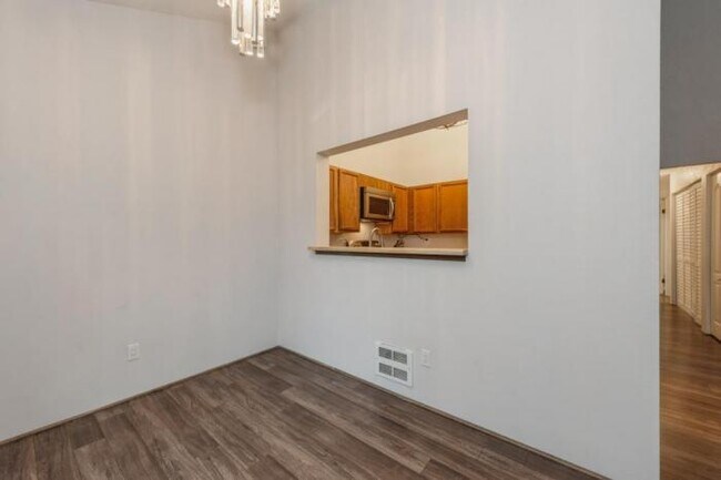 Building Photo - 2 bedroom in Kirkland WA 98034