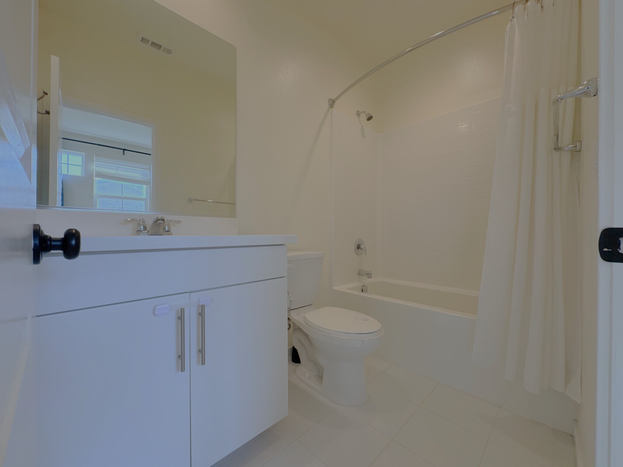 En-Suite/full bath/bedroom 3 - 2729 Sunrise Way