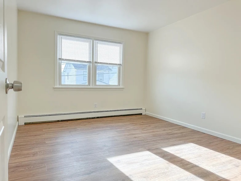 Building Photo - 76 Front St