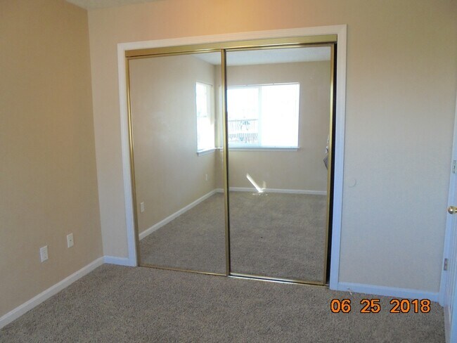 Building Photo - 467 NW Meadows Dr