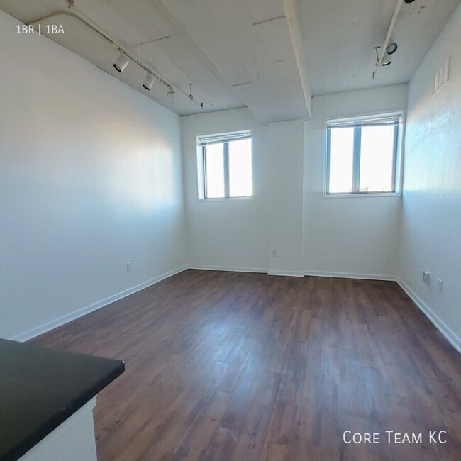 Building Photo - 320 W 7th St