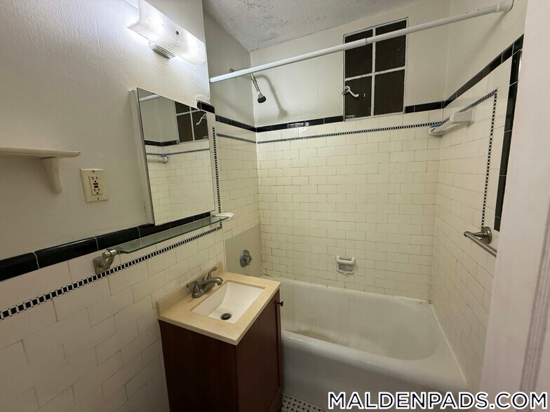 Building Photo - 349 Pleasant St