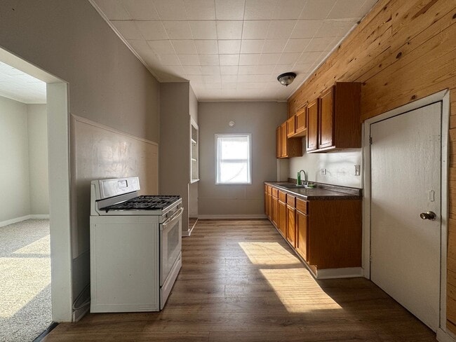 Building Photo - Price Drop, Apply Now!