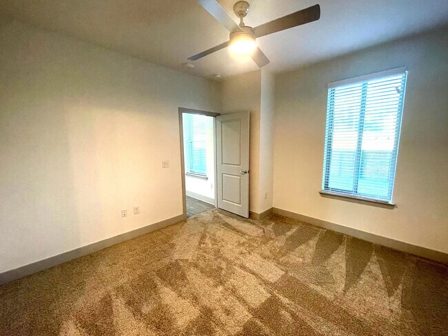 Building Photo - 2601 N Austin Ave