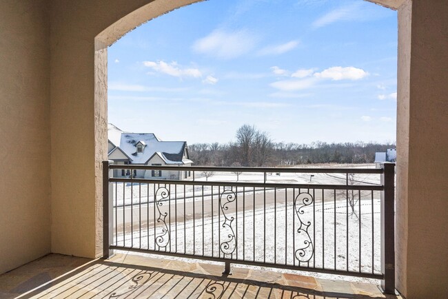 Building Photo - Large 5 Bedroom Home W/ Fenced yard