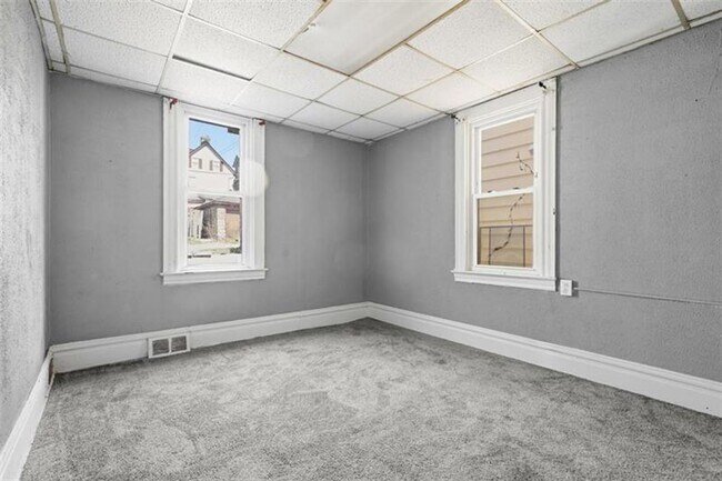 Building Photo - 5-bedroom, 1-bath home in East Pittsburgh