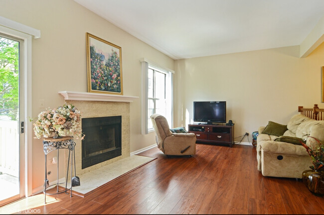 Building Photo - 544 W Parkside Dr
